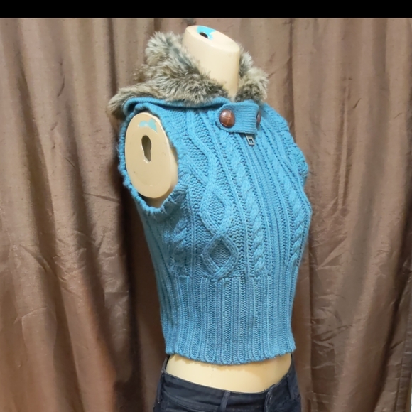 Knitted vest with faux fur lined hood - Picture 2 of 8